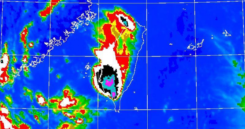 午後對流雲系發展旺盛，15縣市防大雨和雷雨。（圖／氣象署）