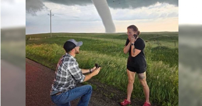 美國一對熱愛風暴追逐的情侶以一場特別的求婚儀式走紅網路。（圖／翻攝自X）