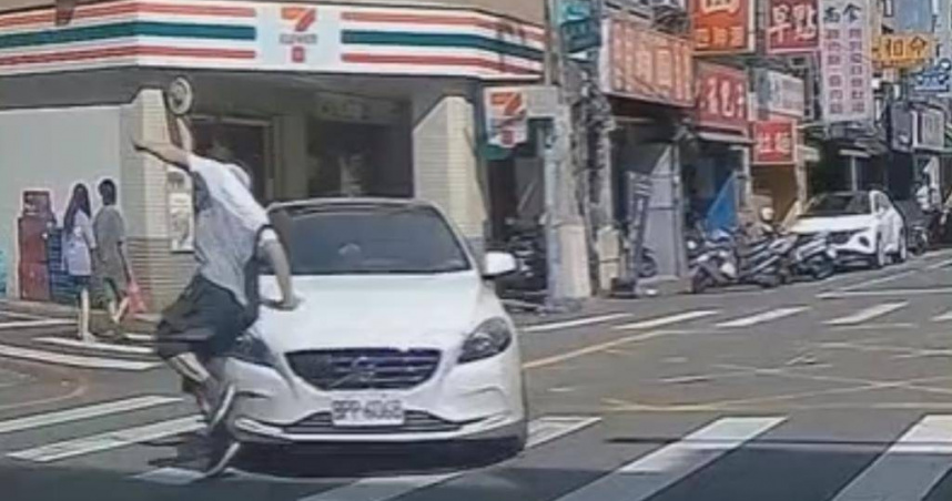 阿伯走在斑馬線上過馬路，但右轉的轎車未停讓險撞上，所幸阿伯單手撐住引擎蓋跳開。（圖／翻攝畫面）