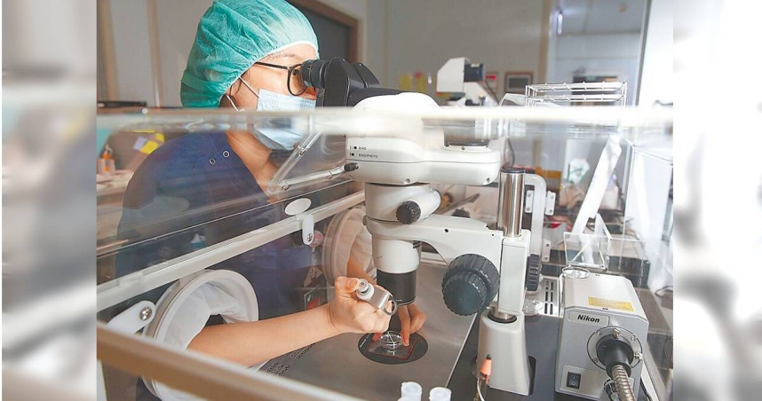 TFC台北婦產科診所生殖中心創辦人曾啟瑞觀察，台灣家長多半不會向人工生殖寶寶揭露身世。圖為生殖中心實驗室。（圖／報系資料照）