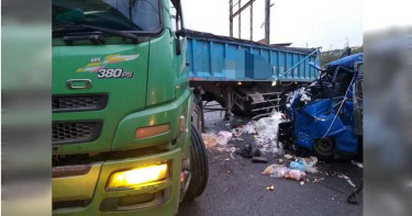 小貨車攔腰撞上砂石車 駕駛受困車內送醫後不治