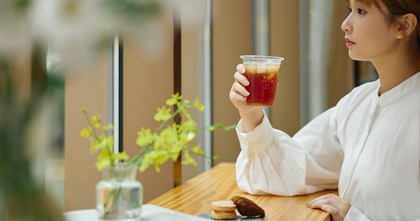 「POUYUENJI TAIPEI 寶元紀台北」設置立飲邊桌，客人可現地品飲、隔絕城市喧囂。（圖／POUYUENJI提供）