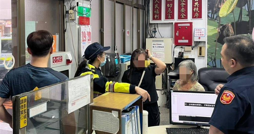 桃園市觀音區69歲邱姓婦人20日傍晚騎車外出買晚餐，卻不小心將整串鑰匙放進車廂，邱婦回不了家只能呆站在機車旁不知所措，民眾見狀協助報警。（圖／大園警分局提供）