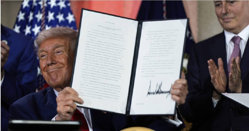 川普在「贏得AI競賽」峰會上簽署了3項行政命令。（圖／達志／美聯社）