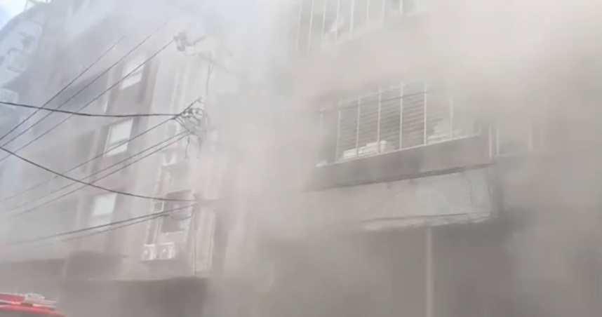 新北三重成衣工廠火警現場濃煙竄出。（圖／翻攝畫面）