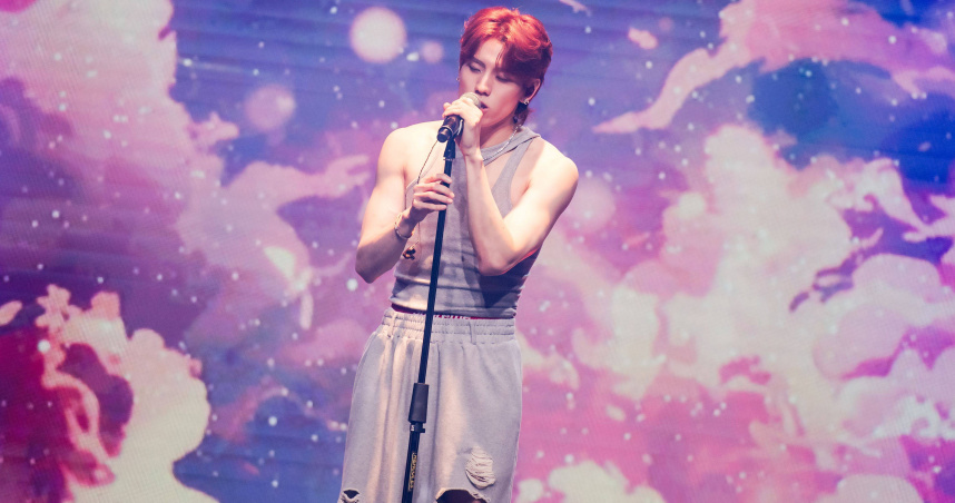 平時有在鍛鍊的張東雨，穿著背心秀出精實手臂。（圖／網銀提供）