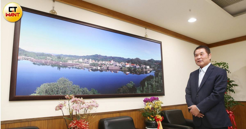 苗栗縣長鍾東錦（圖）認為，不能拿過去的債務懲罰現在的縣民。（圖／趙世勳攝）