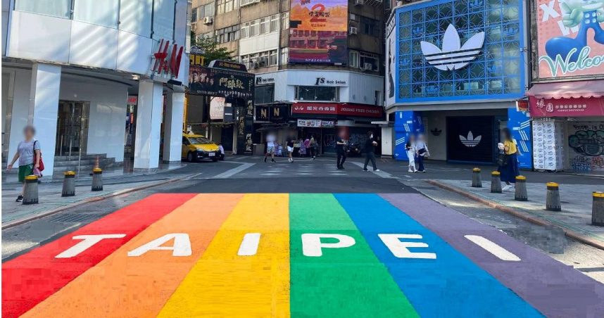 北市觀傳局表示，為迎接10月同志遊行重新彩繪，完工後彩虹TAIPEI字樣將轉向西門町，遊客拍攝能同框西門町商圈。（示意圖／北市觀傳局提供）