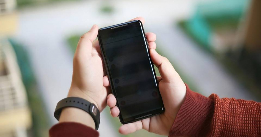 新疆一名女童拿父母的手機打賞主播，成為「榜一大姐」。（示意圖／翻攝自pixabay）