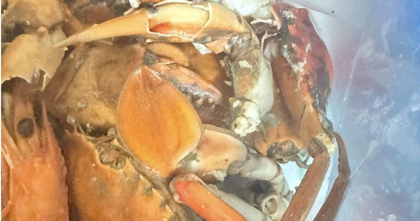 男子去布袋某海鮮餐廳，代客料理螃蟹卻用水煮。（圖／翻攝爆料公社公開版）