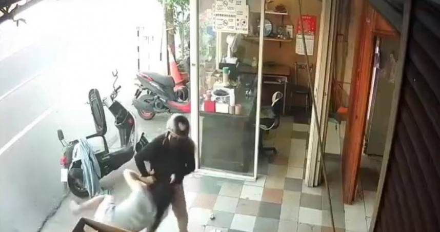 嘉義市文化路一家檳榔攤老闆娘15日下午突遭一名陌生女子拿磚塊痛毆。（圖／中國時報呂妍庭翻攝）