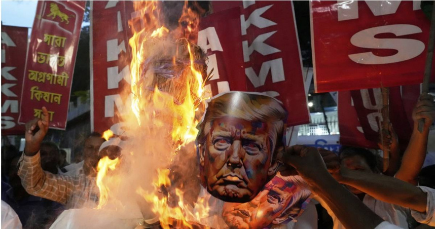 印度民眾抗議川普發起的關稅戰。（圖／達志／美聯社）