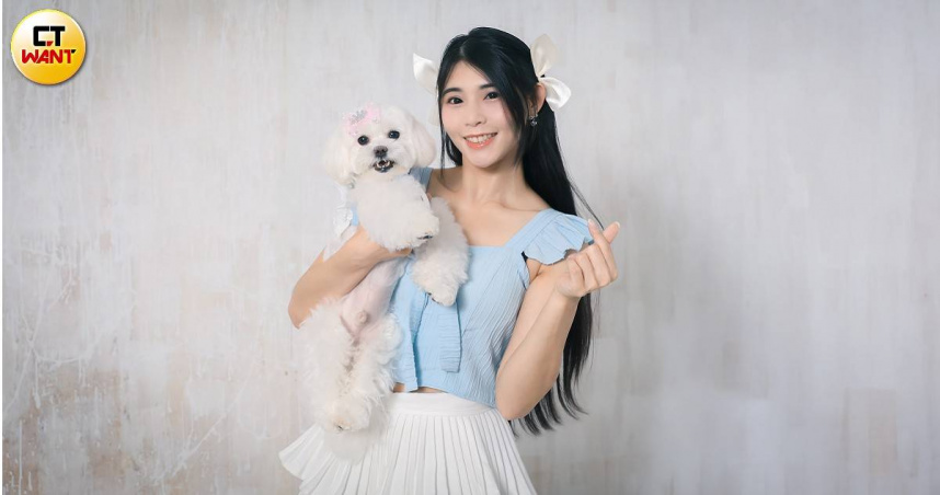 樂天女孩舞蹈總監陸筱晴，家有一隻可愛的7歲馬爾濟斯「杯麵」。（圖／侯世駿攝）