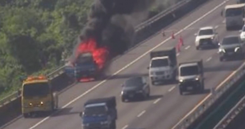國1仁德段自用小貨車起火燒成骨架，造成回堵5公里紫爆車況。（圖／翻攝畫面）