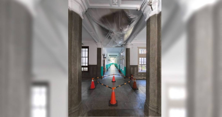 國立台灣師範大學校內市定古蹟「行政大樓」28日一樓門廳的天花板突然大面積崩落。（圖／翻攝Threads／ntnustu）