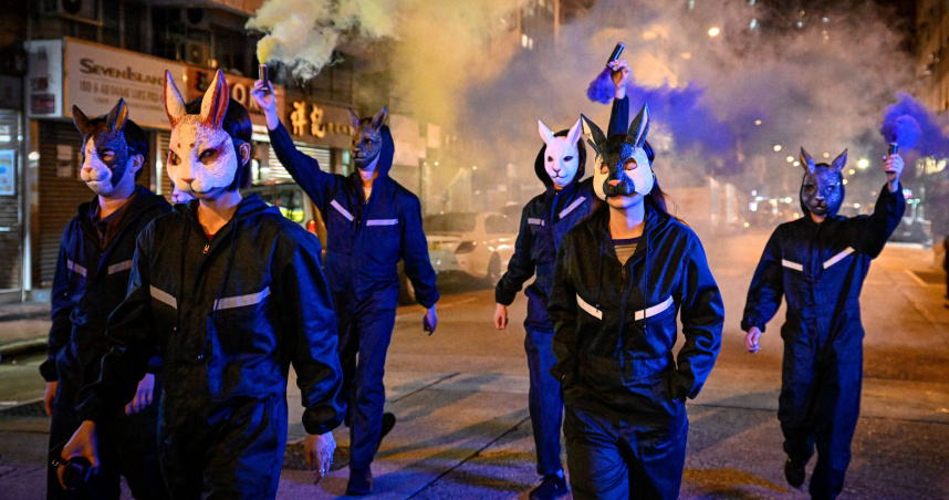 《搗破法蘭克》一片描述「法蘭克小隊」要讓看不順眼、為富不仁的上流社會富豪不得安寧，以打劫奸商的店鋪為目標。（圖／華映娛樂提供）