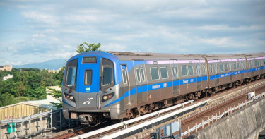 桃園市龜山地區人口快速成長，民進黨市議員陳雅倫在議會關切機捷A7站尖峰時段人潮擁擠，呼籲加速推動增購列車；桃捷則表示已試辦「站站停」直達車，後續將依成效調整。（圖／桃捷提供）