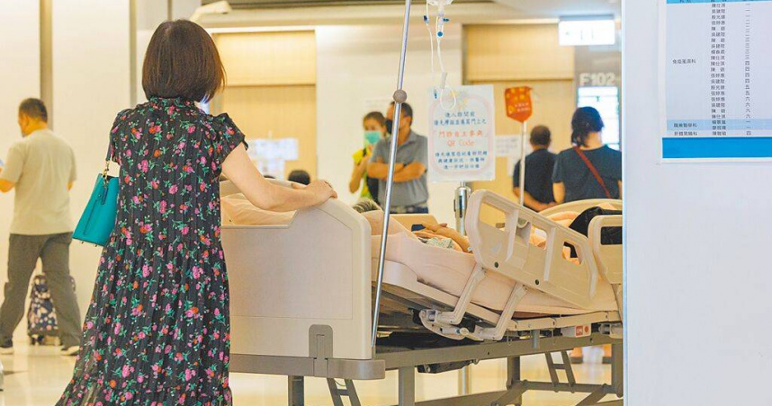 衛福部近期預告修法，同一疾病每次住院自行負擔費用上限從5.1萬元調高到5.7萬元。圖為民眾就醫。（圖／本報資料照片）