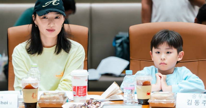 .蔡思韵（左）及片中演自己孩子的小童星，一起練習讀本。（圖／MOM production limited 提供）