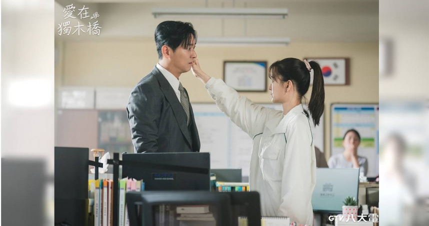 朱智勛（左）被鄭裕美（右）捏臉。（圖／八大提供）