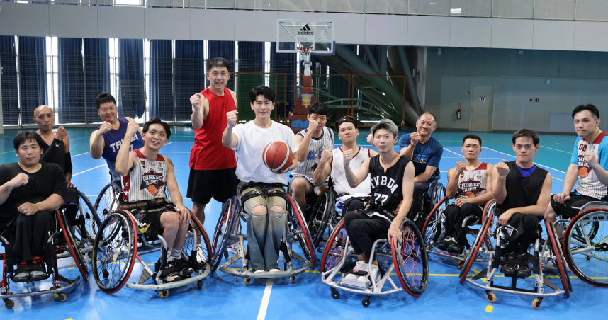 李程彬為中華輪椅籃球代表隊的選手們加油打氣。（圖／東旭九翔）