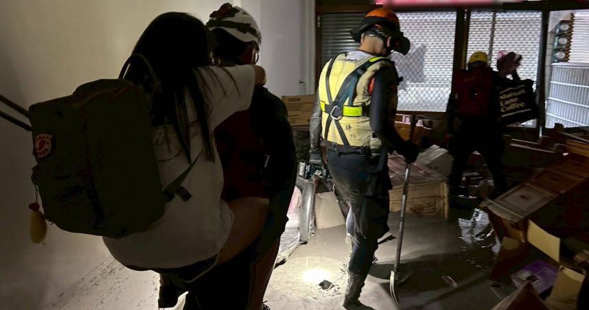 光復水災黃金72小時進入倒數計時，新北市消防局聚焦報案或失聯名單所在區域，以及高機率存活空間建築物，不放棄任何希望搶救中。（圖／新北市消防局提供）