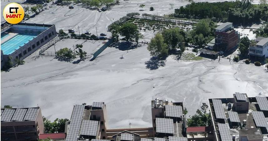 花蓮馬太鞍溪上游堰塞湖因樺加沙颱風豪雨發生溢流，大量泥水湧入下游光復鄉。（圖／黃耀徵攝）