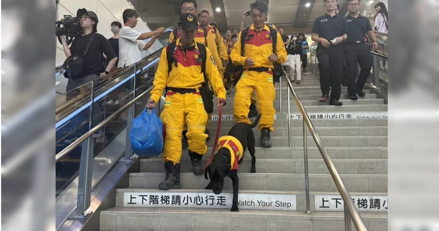 台中搜救隊員馳援花蓮，部分隊員27日深夜因任務交接而先行返回台中，得到民眾如雷掌聲和歡呼。（圖／台中市消防局提供）