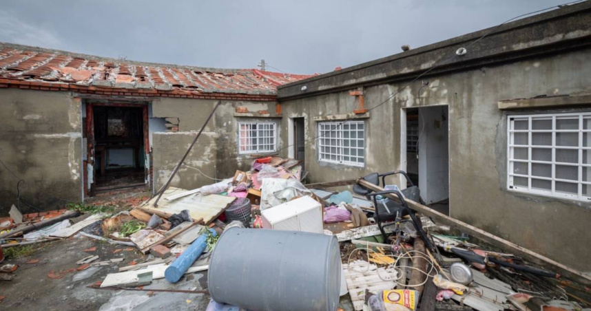 今年7月的丹娜絲颱風重創南台灣，台南七股災情慘重。（圖／總統府提供）