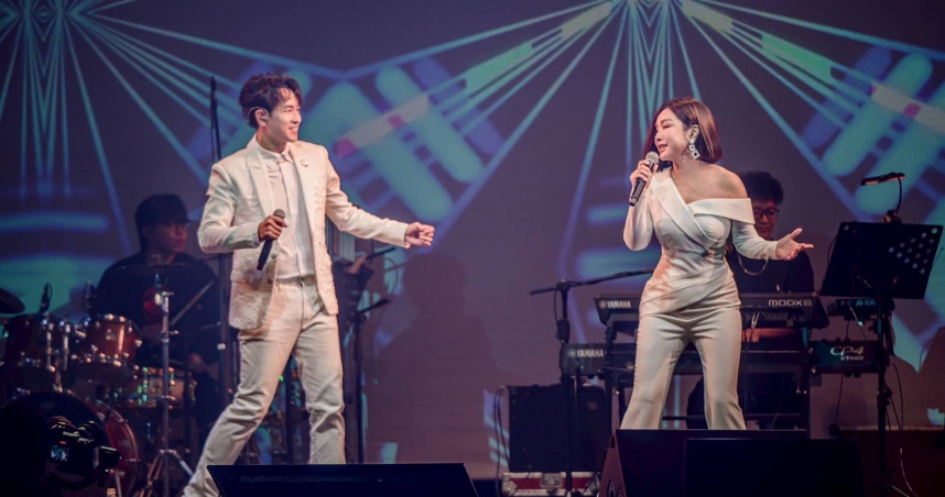 陳美鳳白色褲裝勁歌熱舞，陳謙文相約明年再唱。（圖／葡萄長文創工作室）