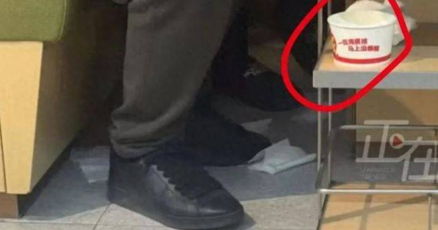 顧客王先生日前用餐時，目睹鄰桌一名孩童當場小便，母親竟拿紙碗接尿後放在推籃上。（圖／翻攝自微博）