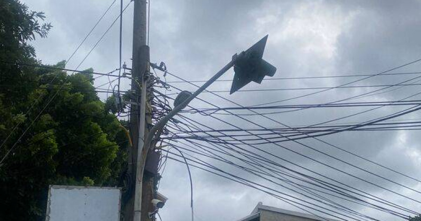 鳳凰颱風襲彰化驚傳跳電長輩氧氣機突停嚇壞家屬，台電緊急動員搶修中。（圖 ／翻攝畫面）