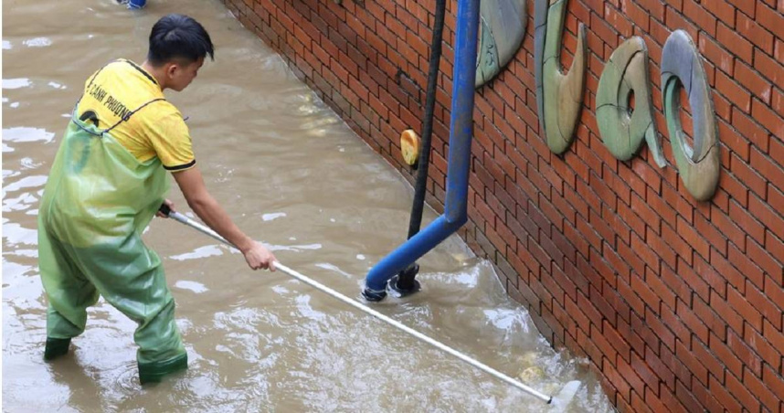 宜蘭縣蘇澳鎮災後復原工作大致完成，但知名觀光景點蘇澳冷泉園區、阿里史冷泉保守估計要1個月才能再對外開放，圖為阿里史冷泉大眾池清理畫面。（圖／蘇澳鎮公所提供）