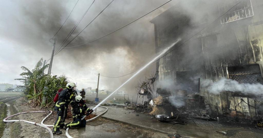 台中潭子木材工廠大火汽機車也遭波及。（圖 ／翻攝畫面）
