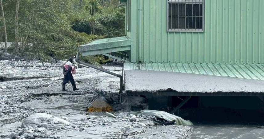 花蓮馬太鞍溪水22日無預警突然暴漲，滾滾泥水直接淹沒光復鄉吉利潭的1家農戶，淤泥高達1層樓，周邊的放置的農機具、種植的農作物與養殖的家畜全都被埋沒。（圖／許嘉倫提供）