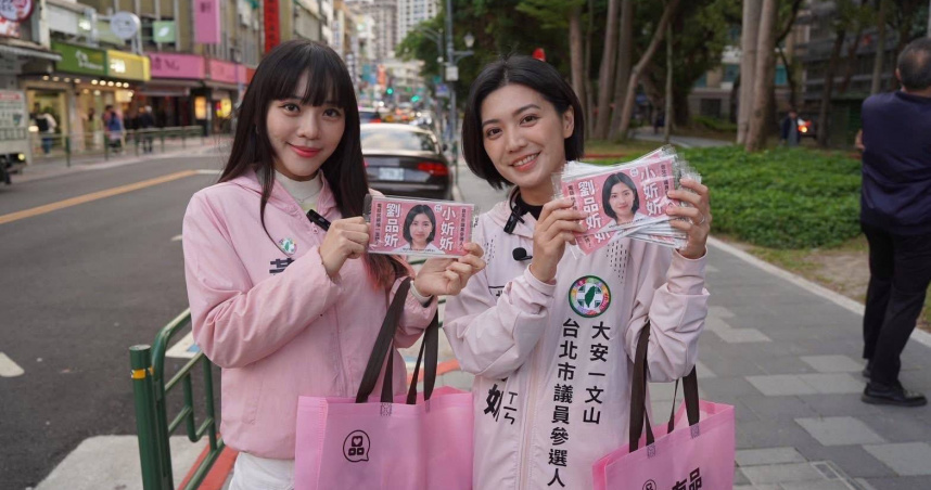 民進黨台北市大安文山市議員擬參選人劉品妡在立委黃捷陪同下，掃街懇託支持。（圖／翻攝自劉品妡臉書）
