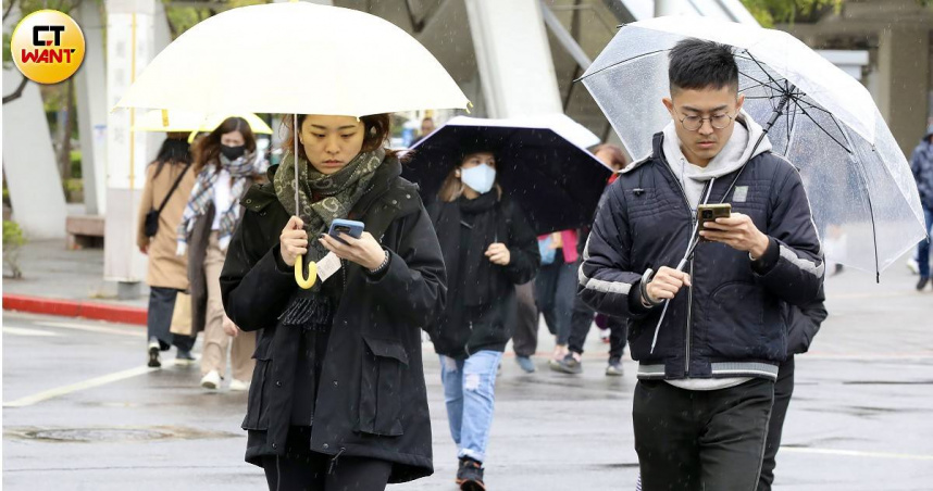 今天各地天氣稍冷，日夜溫差大，提醒民眾注意保暖。（示意圖／方萬民攝）