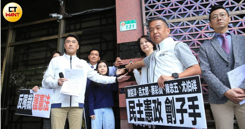 國民黨立法院黨團按鈴告發「大法官謝銘洋、呂太郎、蔡彩貞、陳忠五、尤伯祥濫權瀆職、枉法裁判」，抗議民眾企圖衝入被警方架開。（圖／周志龍攝）