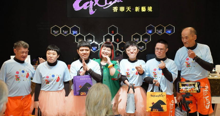 香華天品牌總監張翠芳（中）贈送聖誕禮包給出席的院生。（圖／香華天）