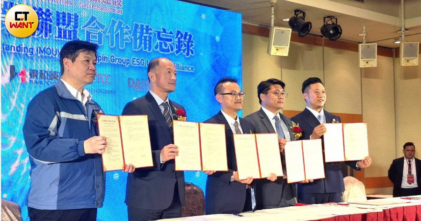 曾富瑋認為所有的都更糾紛都是從不信任開始，因此深信「唯有公開才能誠信，唯有誠信才能圓滿！」（圖／林榮芳攝）