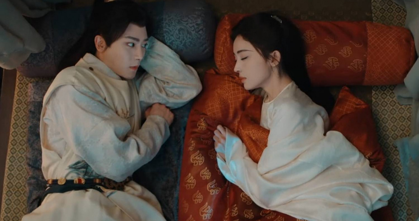 侯明昊（左）與古力娜扎同床共枕。（圖／iQIYI愛奇藝國際版）