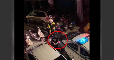 警狠踹少年頭竟稱「密錄器沒開」 立委酸「胸前綠光」是螢火蟲?