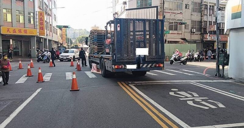 假日菜市場旁奪命瞬間大貨車路口撞死婦人。（翻攝畫面）