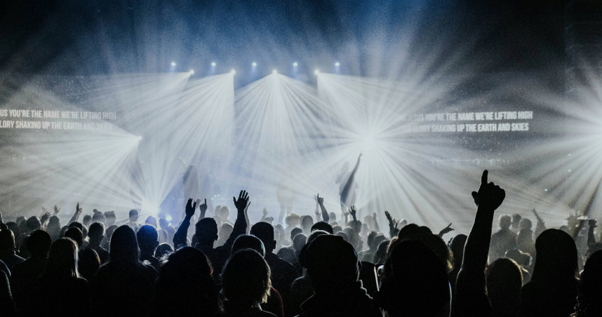 有網友表示，看演唱會時因後方狂粉全場慘叫，導致她左耳短暫性受損。（示意圖／unsplash）
