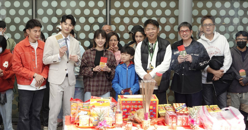 《豆腐媽媽》導演馮凱 與演員群齊聚祈福，誓言新的一年收視長紅、人員平安順利。（圖／民視）