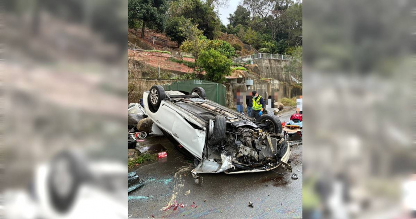 台中東山路二段3日上午11時許驚傳轎車猛撞民宅翻車事故。（圖／翻攝畫面）