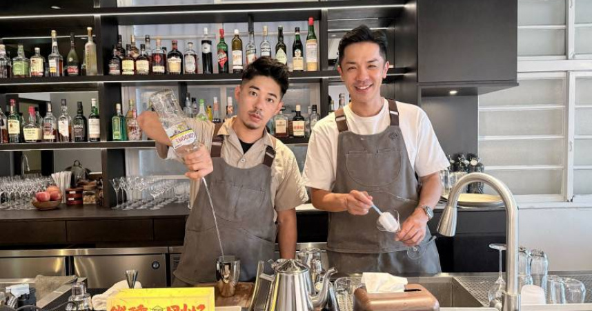 楊皓崴（右）力挺弟弟開的餐酒館。（圖／爾傑娛樂提供）