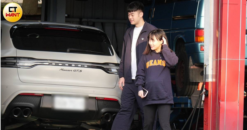 王齊麟把車開到汽車維修廠，老婆十元挺著孕肚一起下車。（圖／本刊攝影組）