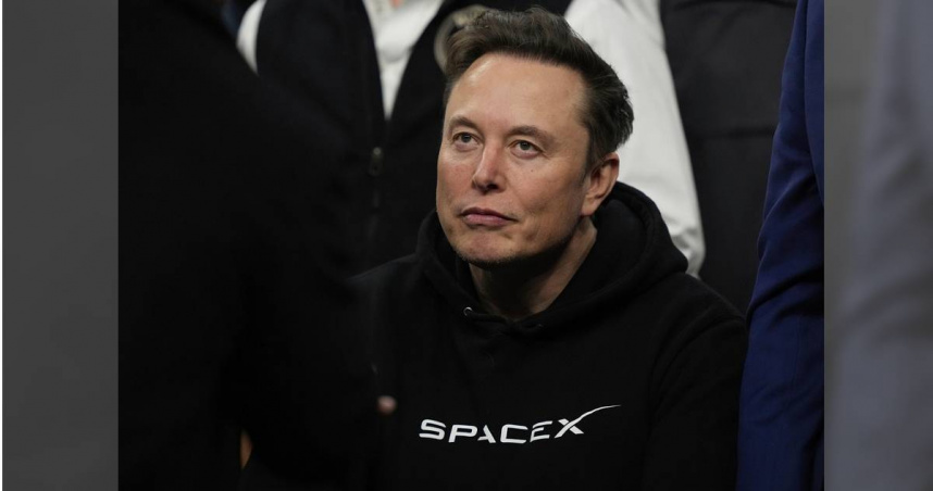 世界首富馬斯克（Elon Musk）穿著印有旗下「太空探索技術公司」（SpaceX）的衣服。（圖／達志／美聯社）