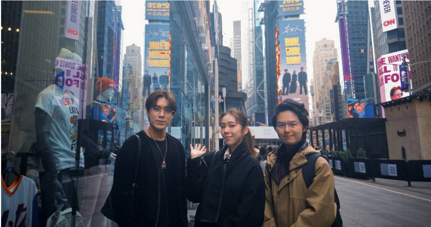 告五人登上紐約時代廣場巨型LED。。（圖／相信音樂提供）